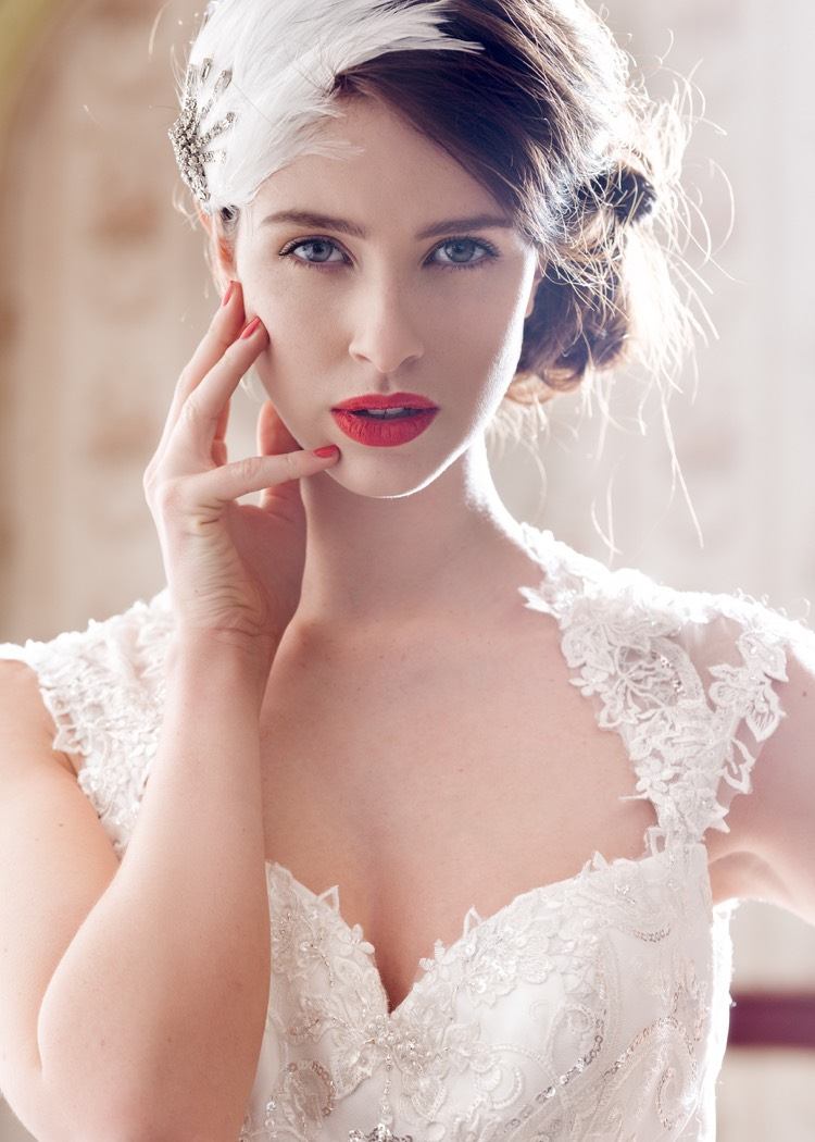 Realza tu peinado de pareja con el accesorio de plumas súper chic boda-peinado-ideas-pelo-joyas-blanco-plumas-pin-cristales