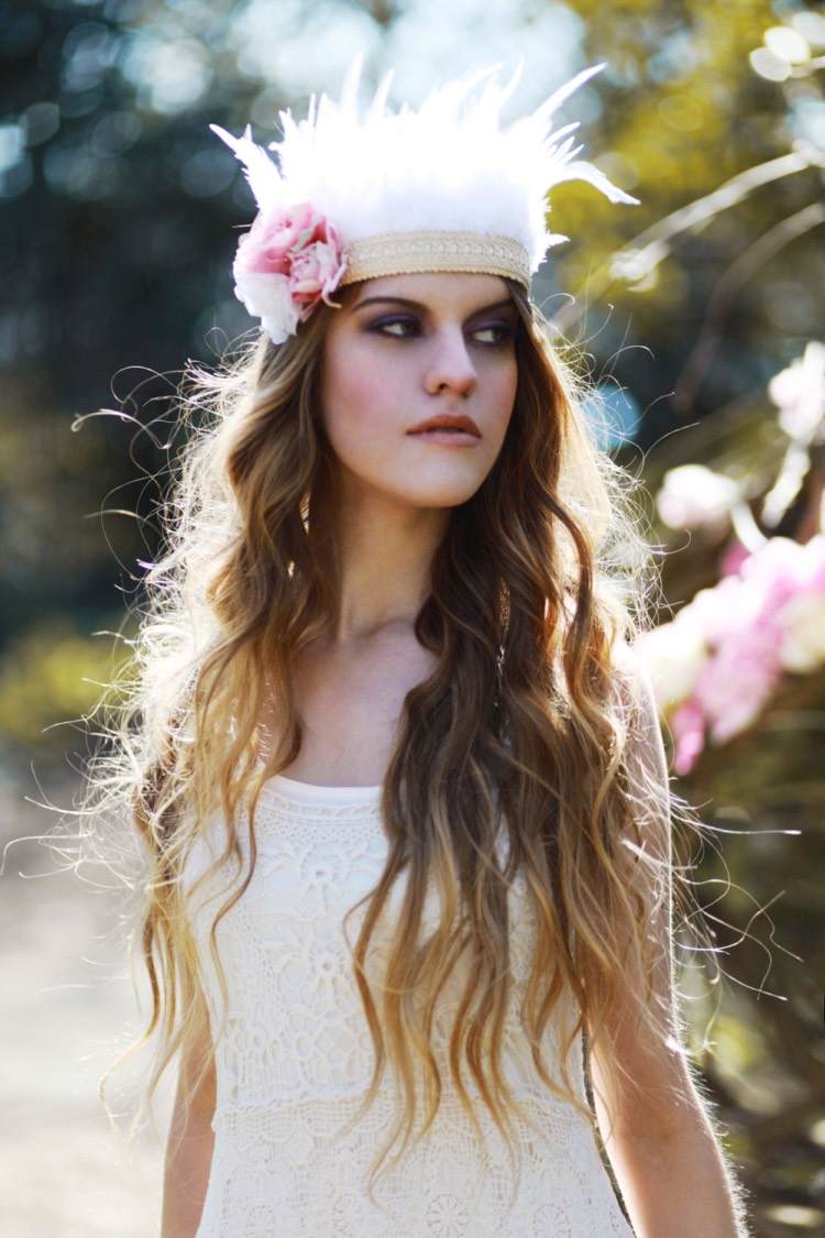 peinado de pareja para cabello largo y ondulado - diadema adornada con plumas y una peonía rosa boda-peinado-ideas-accesorio-para-el-pelo-plumas-blancas-flor-rosa