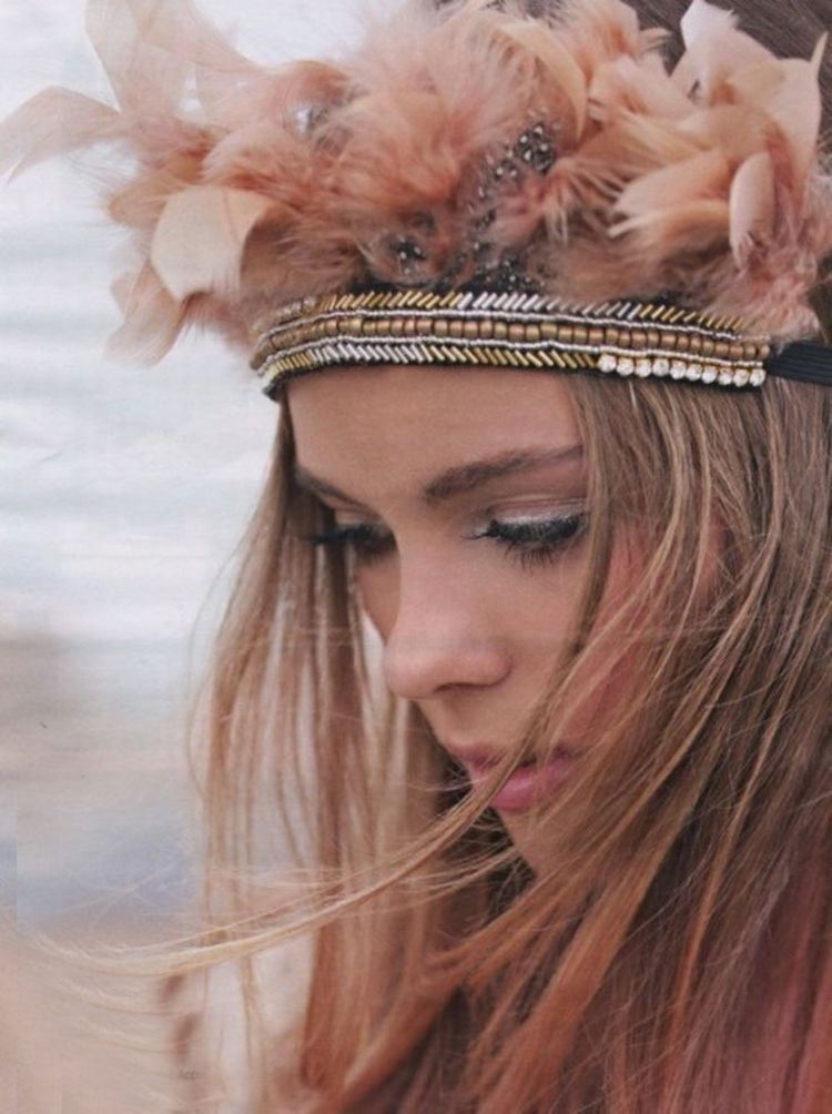 complemento para el cabello adornado con plumas y perlas para abrazar un peinado de boda chic bohemio peinado-ideas-boda-hippie-chic-banda-plumas-perlas rosas