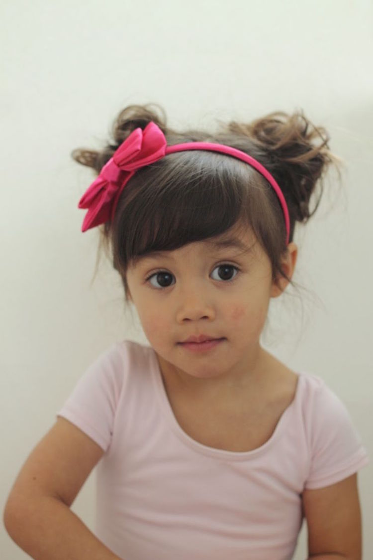 moños de estilo de niña de macarrones y pañuelo rosa