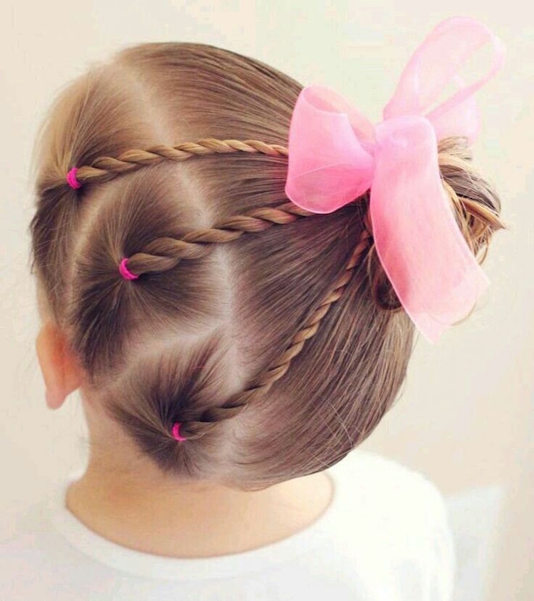 diseño de comunión de niña - 3 trenzas retorcidas atadas juntas