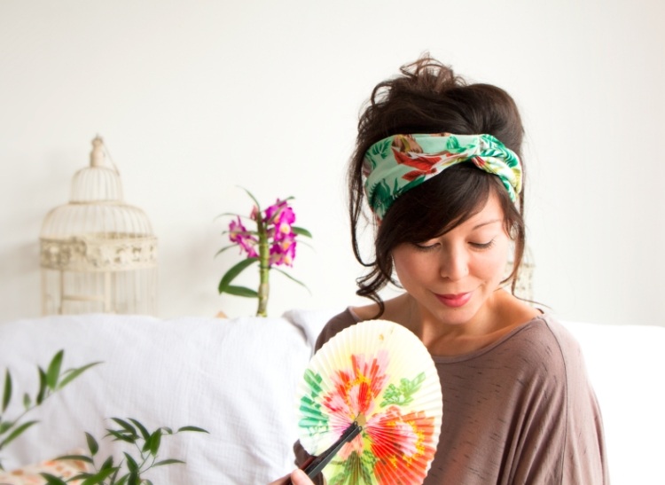 cabello recogido hacia atrás con flequillo lateral y pañuelo usado como turbante peinado-faja-turbante-turbante-motivos-florales-bollo-flecos