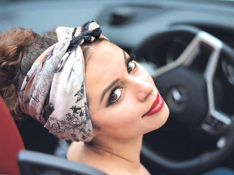 tendencia de peinado verano - pañuelo usado como turbante peinado-faja-turbante-turbante-negro-blanco-beige-moño