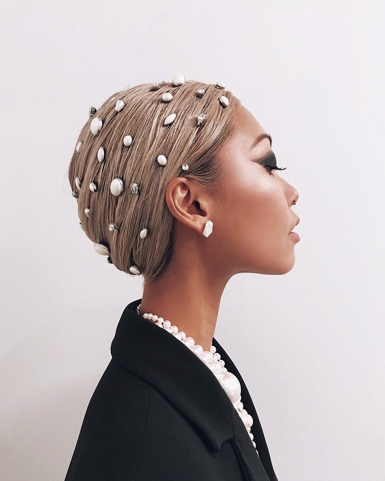 qué peinado de invitada de boda cabello largo accesorios para el cabello plateados