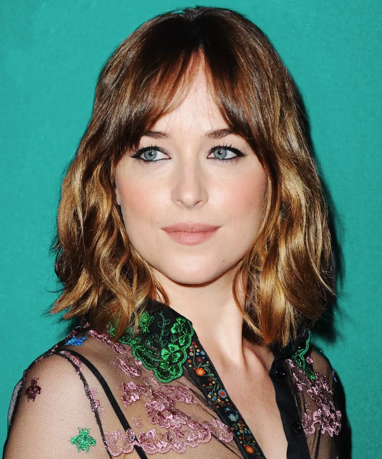 corte rejuvenecedor para mujer de 40 años, elegante bob cuadrado italiano con flequillo de cortina al estilo de Dakota Johnson