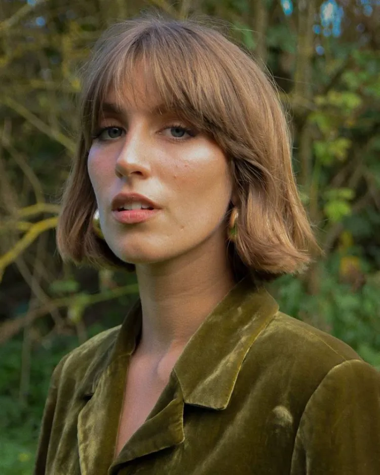 corte bob italiano corto, estilo natural para mujer con flequillo de tipo cortina