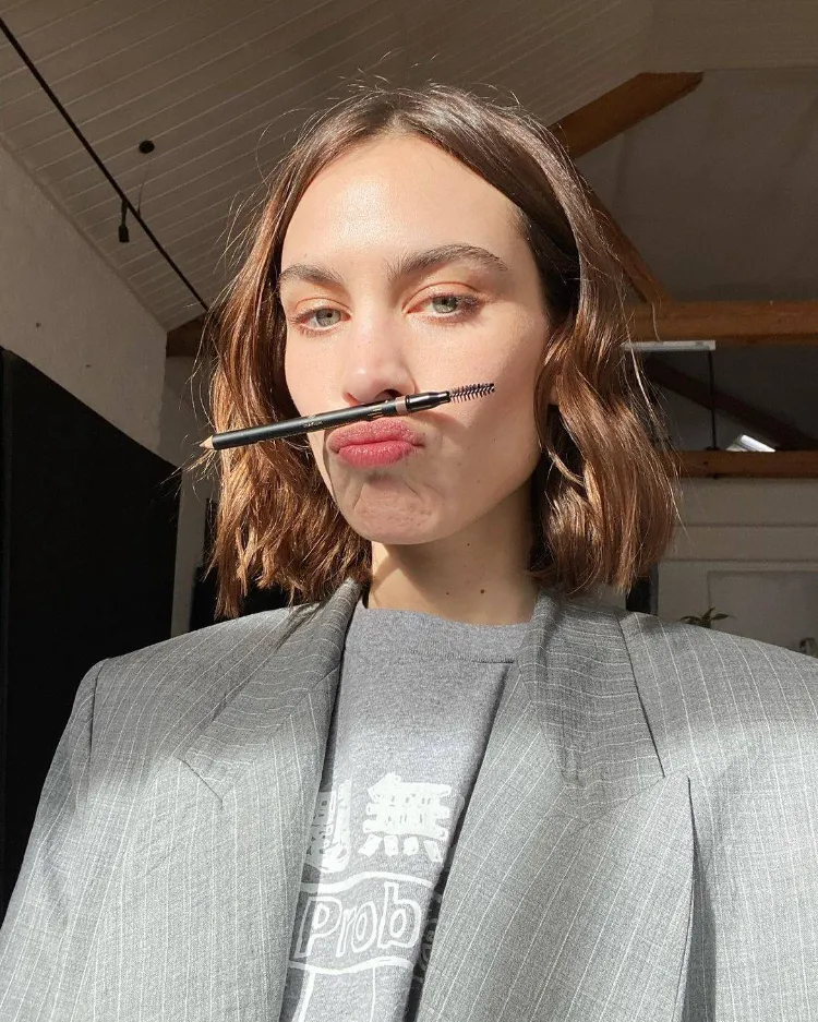 corte cuadrado corto para mujer italiana, tendencia de estilo cuadrado para otoño-invierno de 2021-2022 en cabello natural y sin tintes