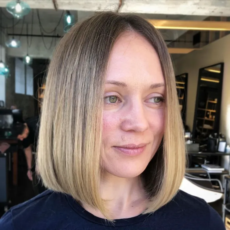 estilo femenino de corte de pelo de los años 50, cabello italiano bob cuadrado teñido, peinado de moda para otoño-invierno de 2021