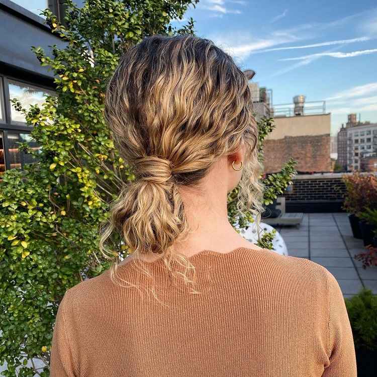 Moño de lazo anudado: Propuesta de peinado sencillo para lucir durante el verano 4 - 【MioEstilo】 peinado pelo rizado bollo cordón nudo bollo