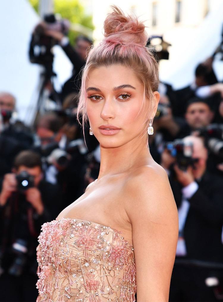 Moño de lazo anudado: Propuesta de peinado sencillo para lucir durante el verano 5 - 【MioEstilo】 peinado pelo corto moño nudo alto hailey bieber met gala
