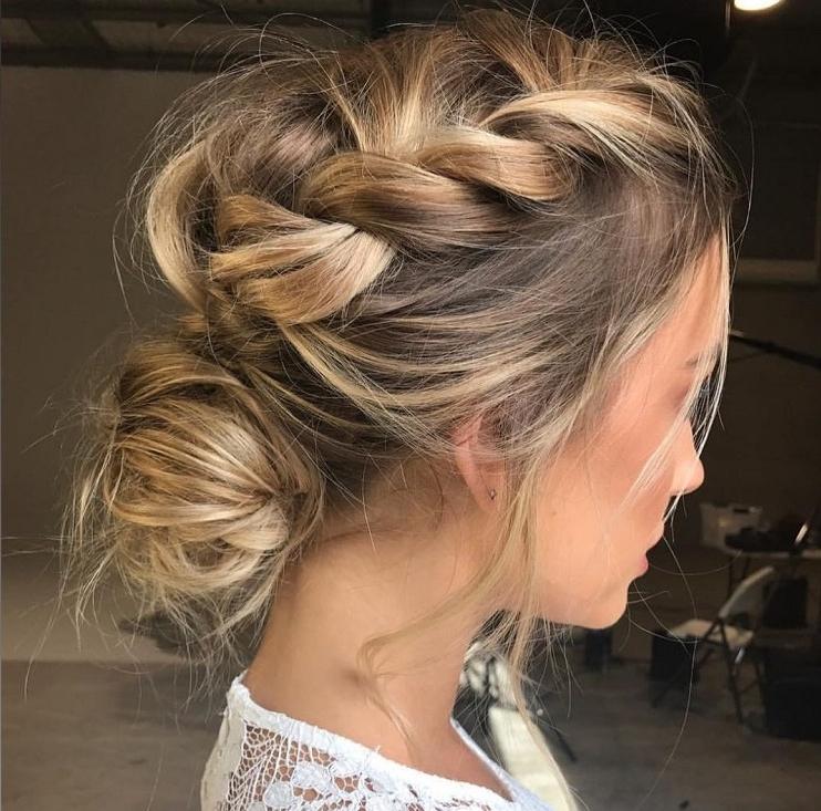 Moño de lazo anudado: Propuesta de peinado sencillo para lucir durante el verano 13 - 【MioEstilo】 peinado cabello rizado trenzado moño moño atado cordón nudo