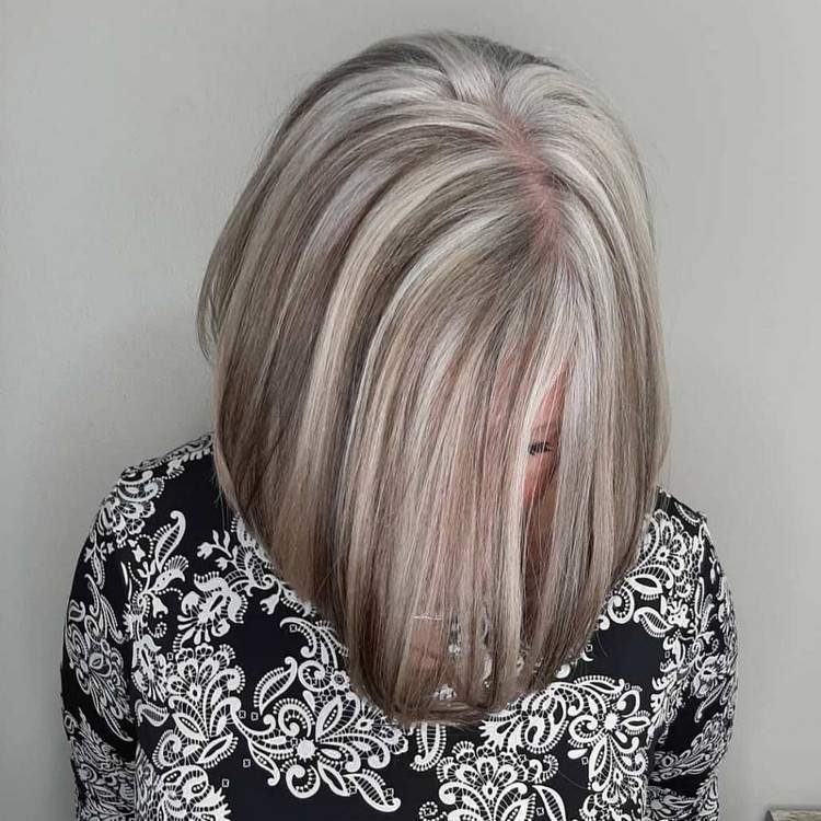 mechas en la tendencia de las canas