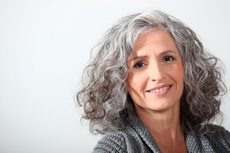 belleza natural dejando crecer tus canas