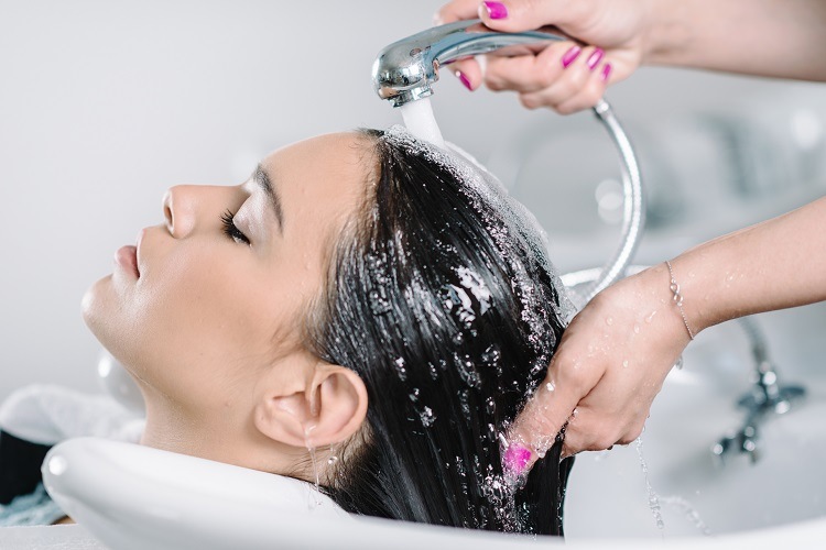 Con qué frecuencia lavar con champú según el tipo de cabello