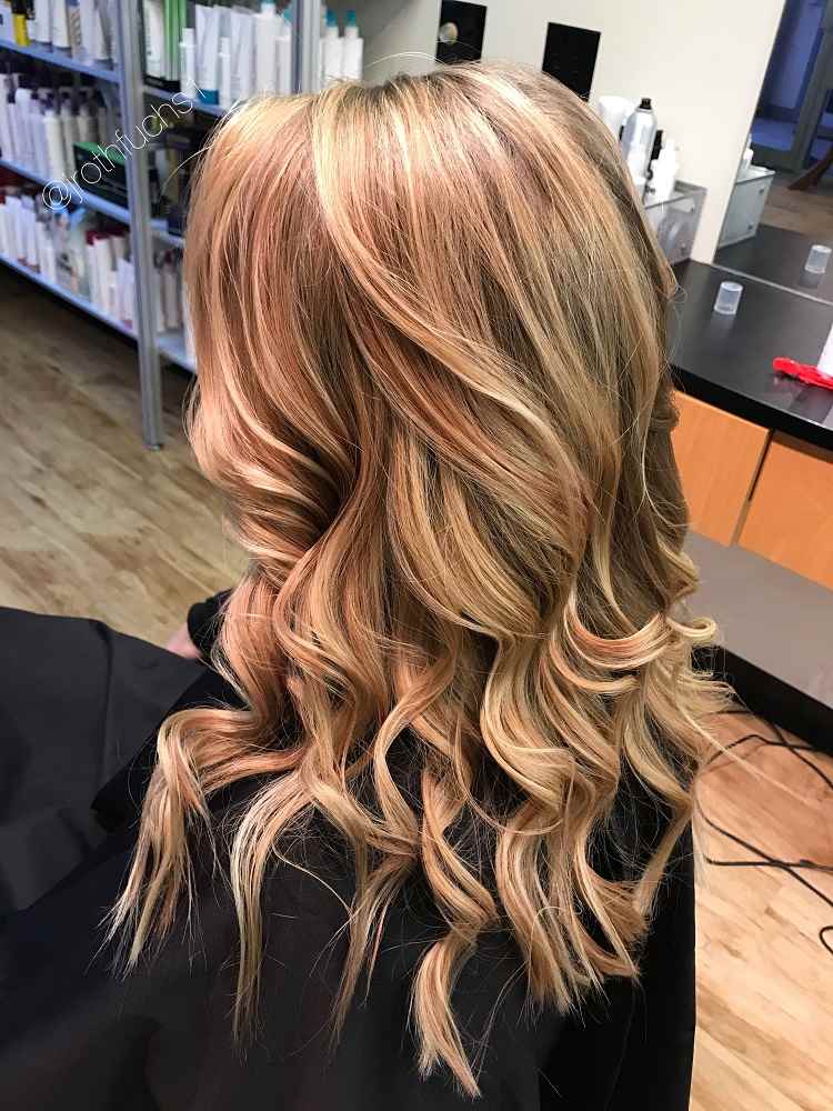 cabello largo y rubio con reflejos de caramelo miel