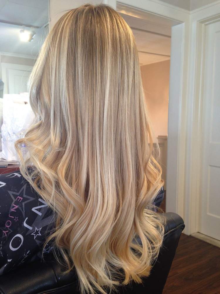 tendencia de tinte 2020 - cabello rubio con reflejos caramelo balayage