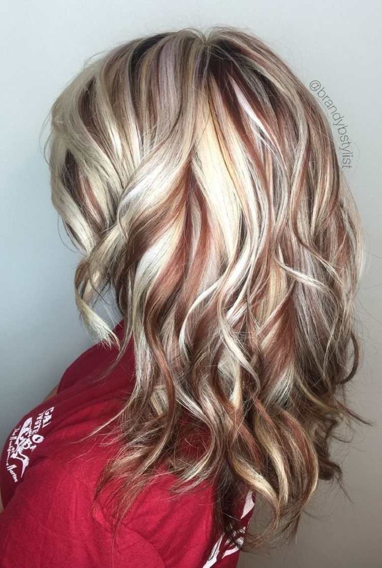 cabello teñido rubio caramelo destellos rojizos