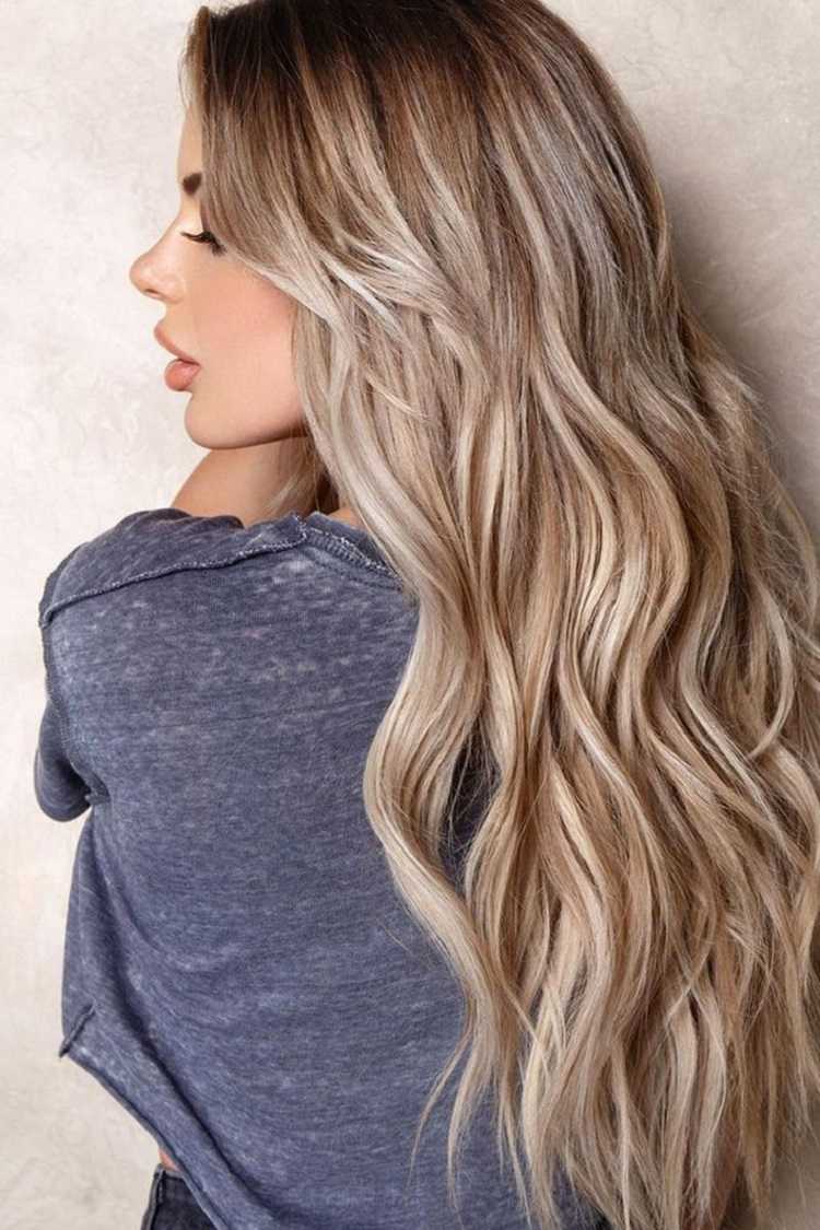 cabello rubio oscuro ondulado con destellos caramelo