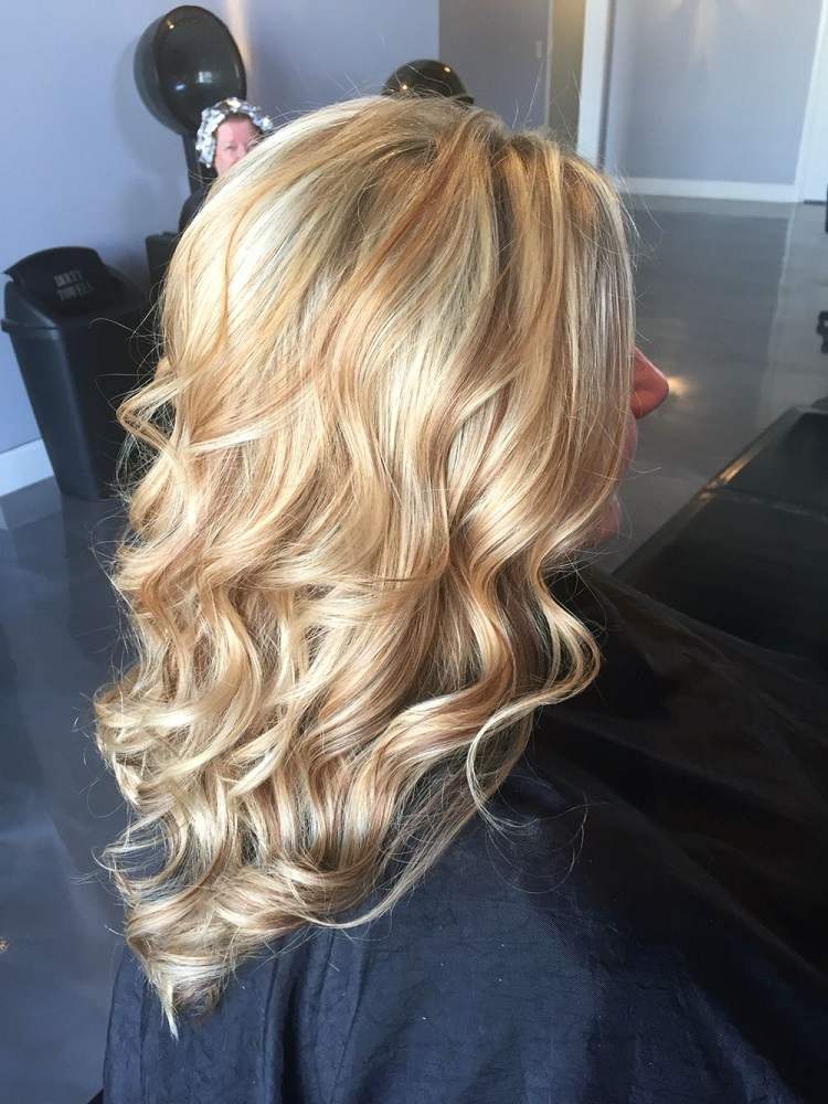 cabello largo y ondulado rubio con destellos de caramelo de miel