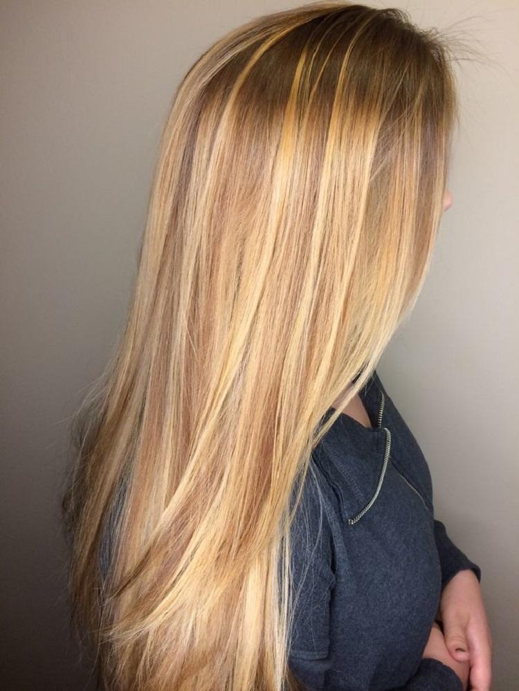 cabello largo y liso con destellos caramelo y base rubia miel