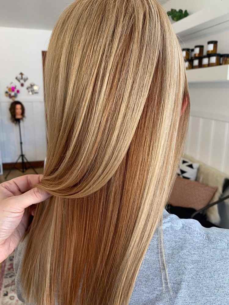 cabello rubio oscuro con luces color caramelo consejos de mantenimiento