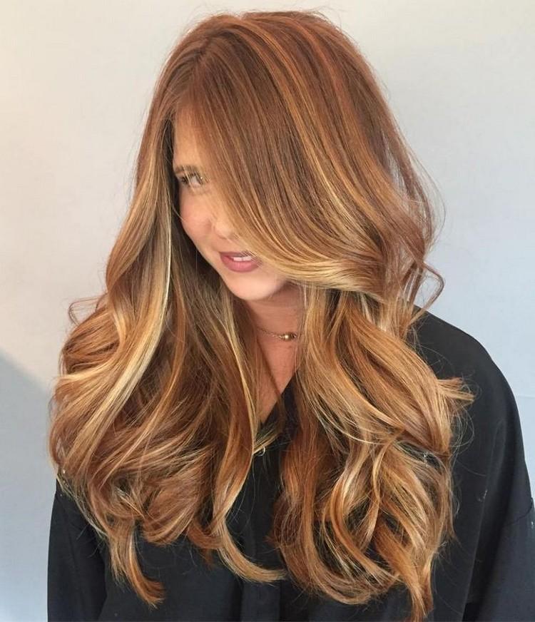 destellos de caramelo en cabello castaño claro