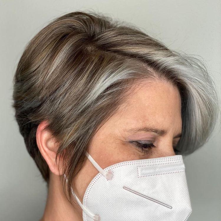 ¿Mechas plateadas o balayage en cabello oscuro y claro? 8 - 【MioEstilo】 mechas grises pelo castaño corte de pelo corto