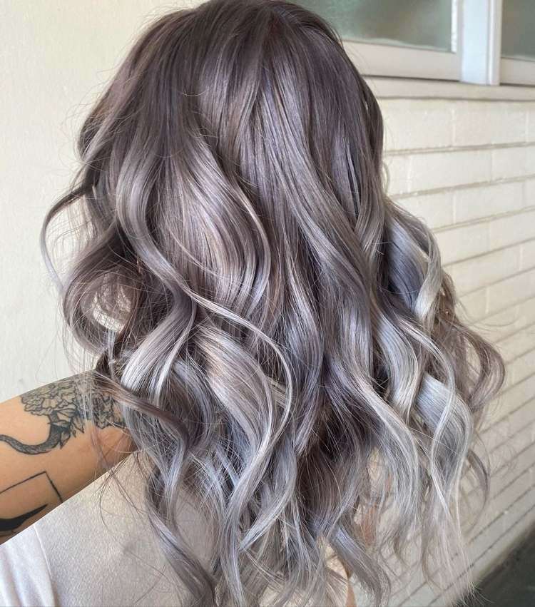 ¿Mechas plateadas o balayage en cabello oscuro y claro? 21 - 【MioEstilo】 balayage plateado en cabello morado