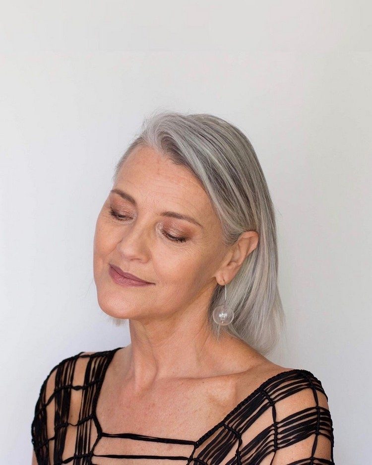 peinado pelo mediano cabello canoso corte cuadrado mujer años 60
