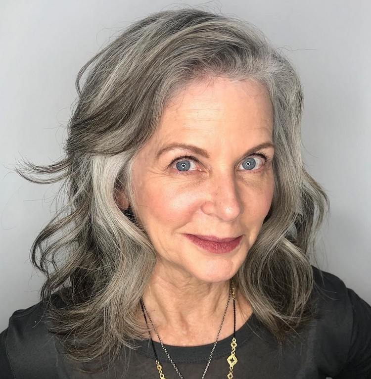 mejores peinados grises y pelo naturalmente blanco mujer años 50 con mechones sal y pimienta