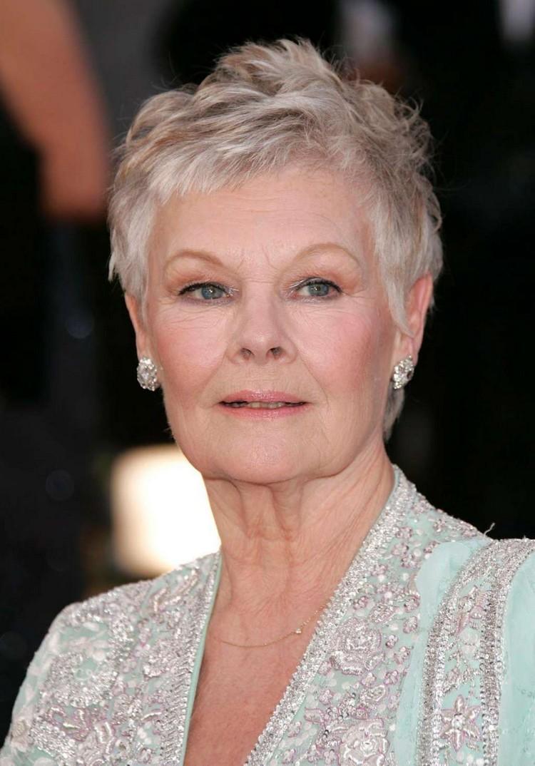 judith dench peinado pelo corto gris corte pixie