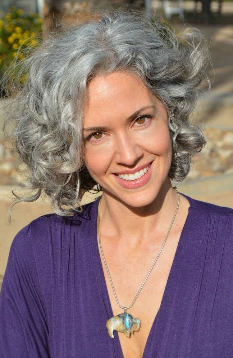 peinado corto pelo gris mujer corte bob cuadrado rizado