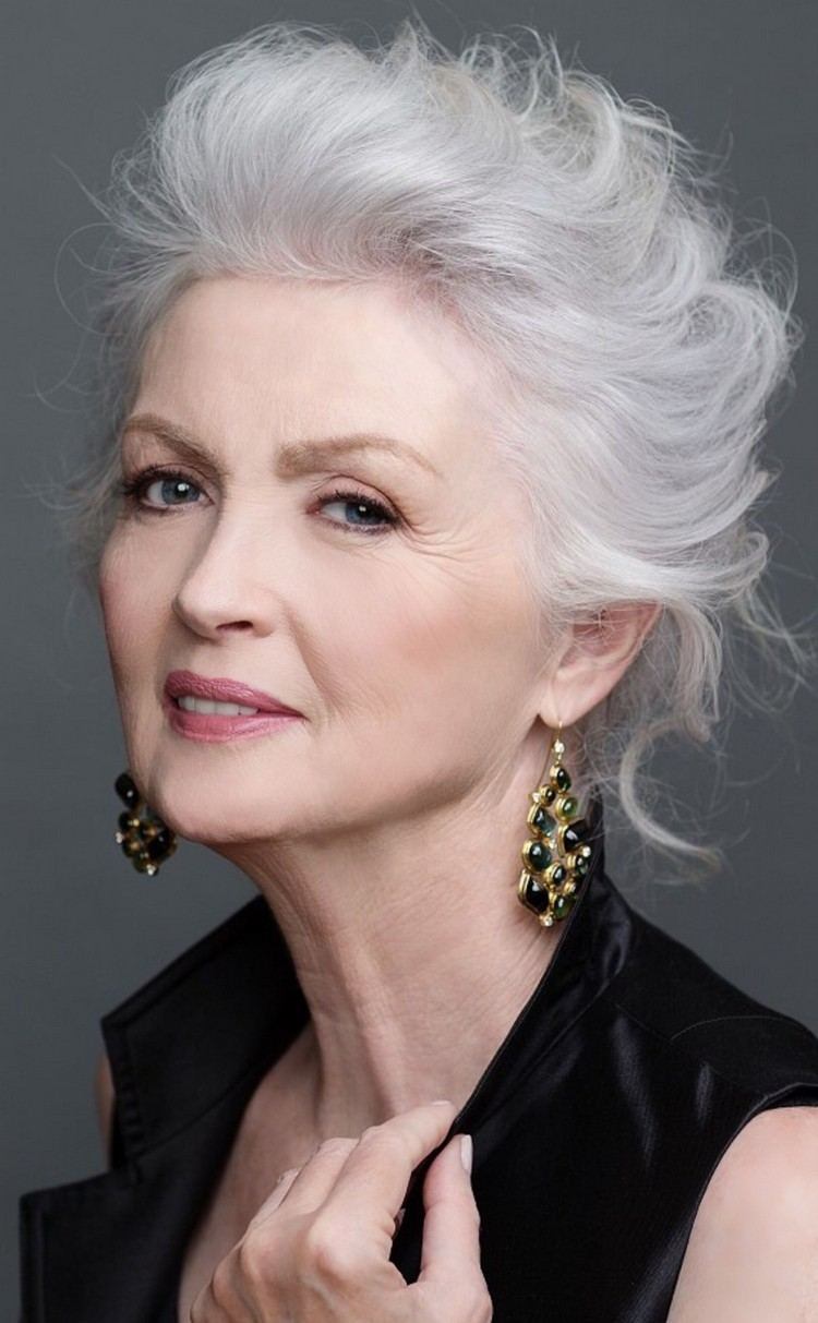 Los mejores estilos de cabello y peinados para mujeres con cabello gris y blanco.