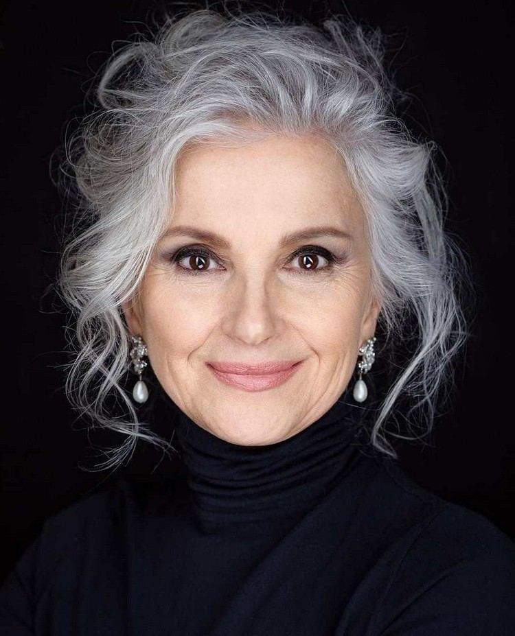 peinado de mujer con cabello plateado y recogido bajo