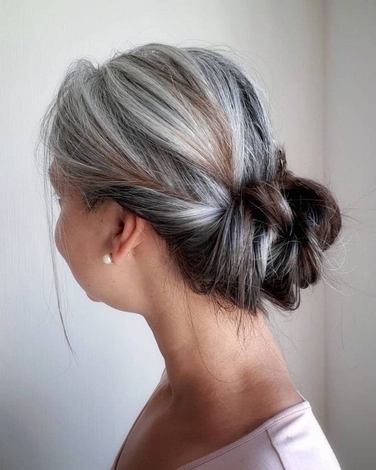peinados con efecto de sal y pimienta para cabello gris y blanco moño bajo glamuroso