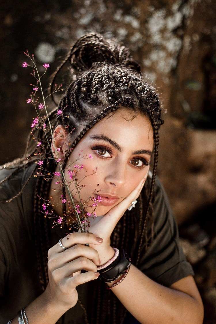 Tendencia de cabello trenzado con cola de caballo 2020