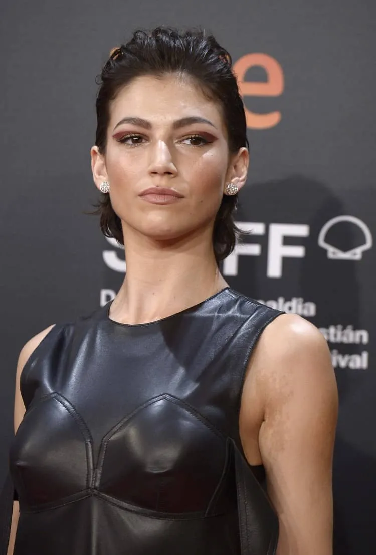 ¿De qué manera llevar el moderno corte femenino de invierno de 2023 desde la década de los 70? 8 - 【MioEstilo】 cómo lucir el peinado corto de tendencia para mujeres 2021 corte mixto Ursula Corbero look de pelo húmedo