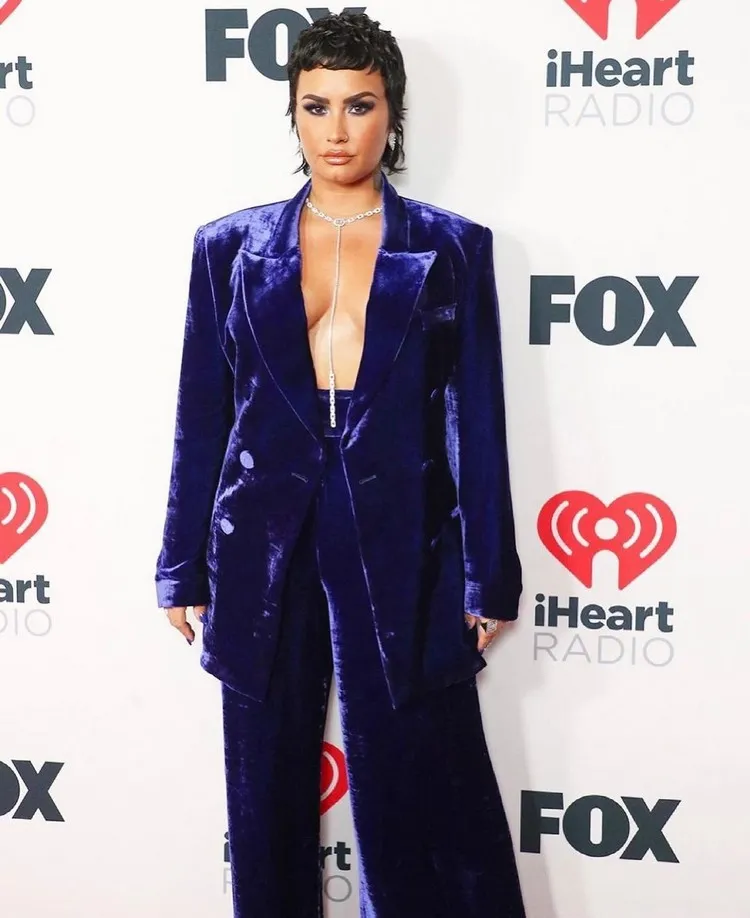 ¿De qué manera llevar el moderno corte femenino de invierno de 2023 desde la década de los 70? 5 - 【MioEstilo】 peinado en tendencia cabello corto de Demi Lovato peinado moderno tendencia para mujeres invierno 2021 estilo retro