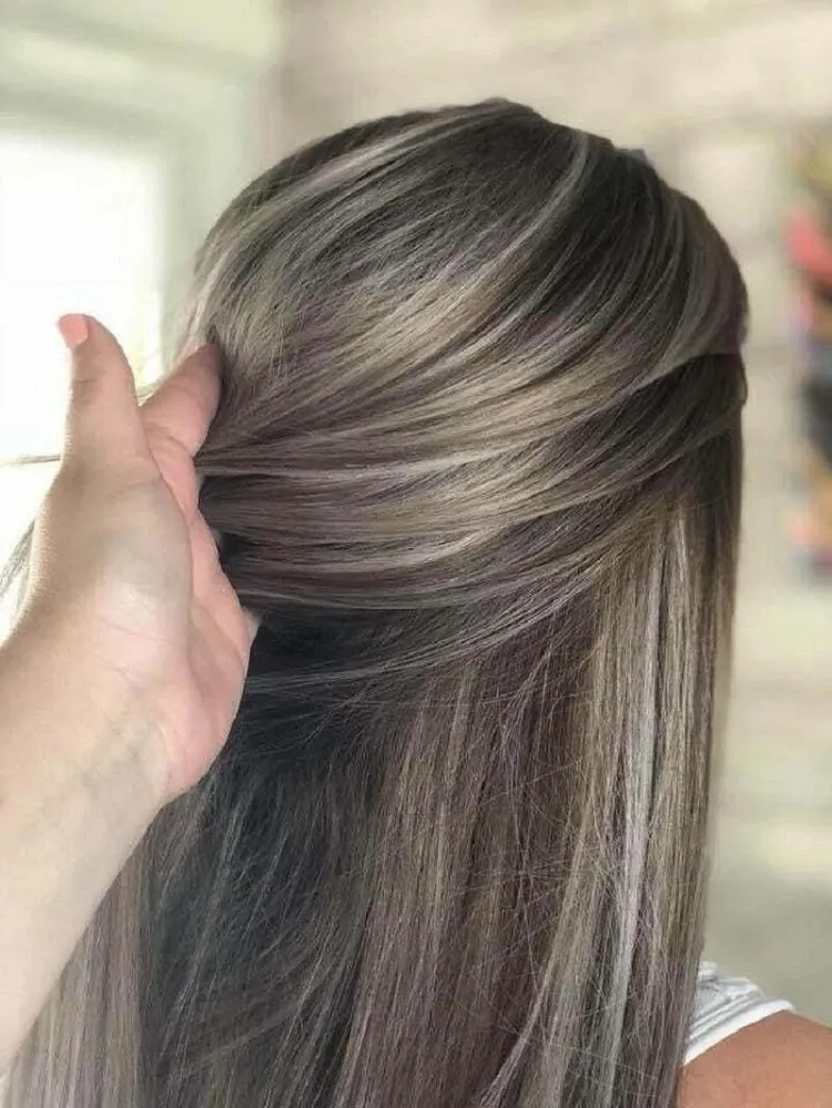 cabello castaño con reflejos rubio ceniza
