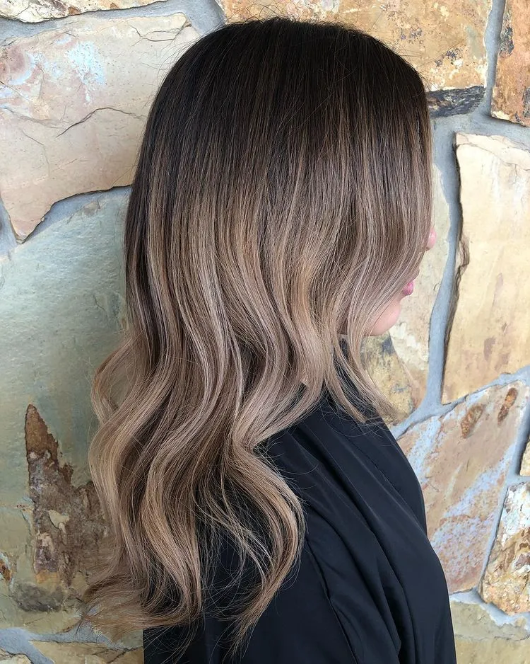 Balayage ceniza rubio en tono hongo