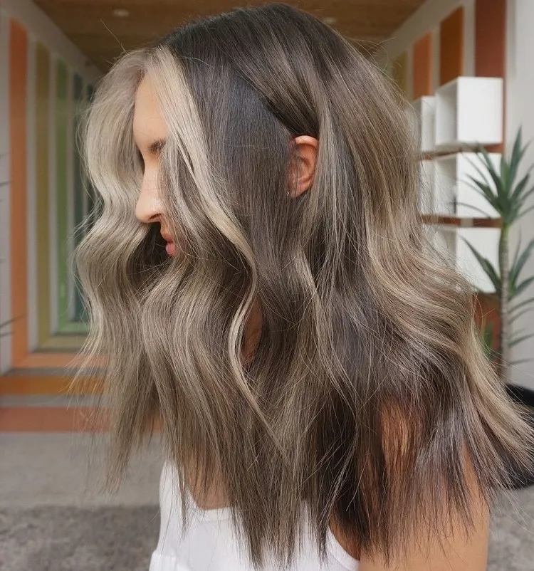 Balayage ceniza rubio en tono hongo con reflejos rubios