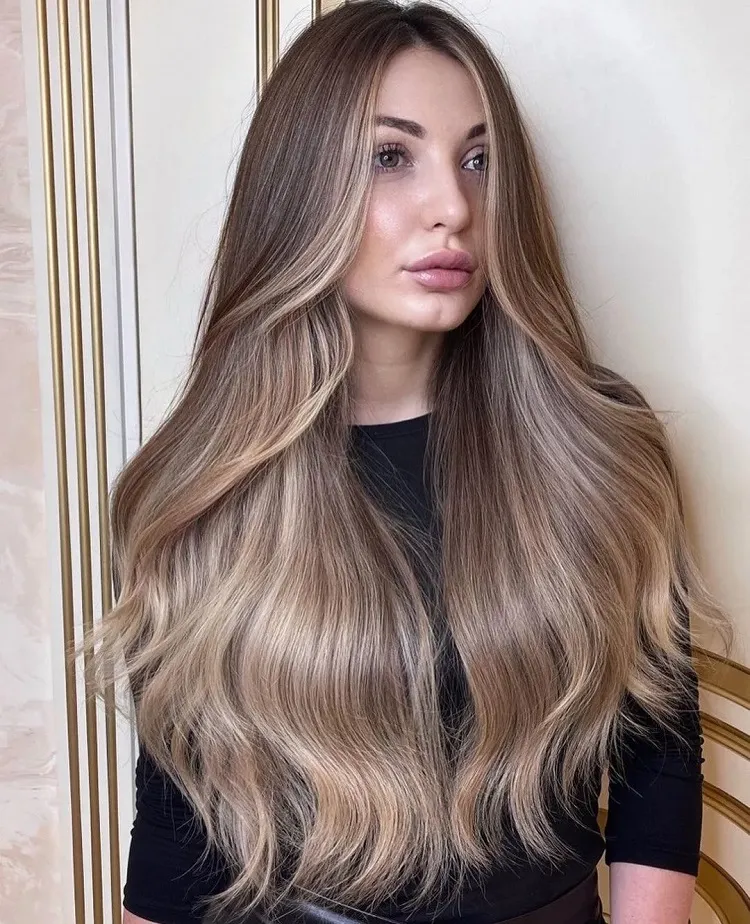 cómo adoptar el balayage ceniza rubio en tono hongo y cabello castaño