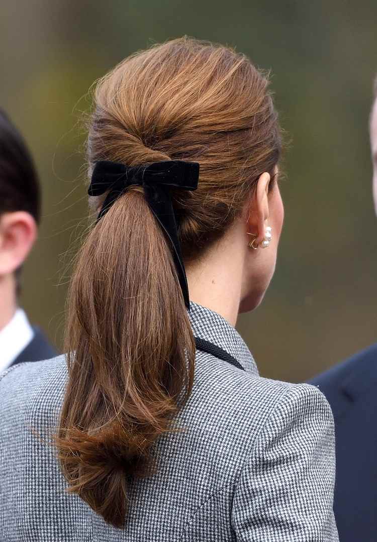 Peinado real de Kate Middleton con lazo de terciopelo