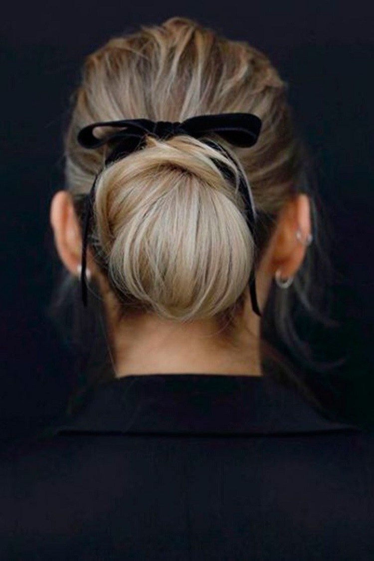 moño minimalista y elegante con un delicado accesorio para el cabello
