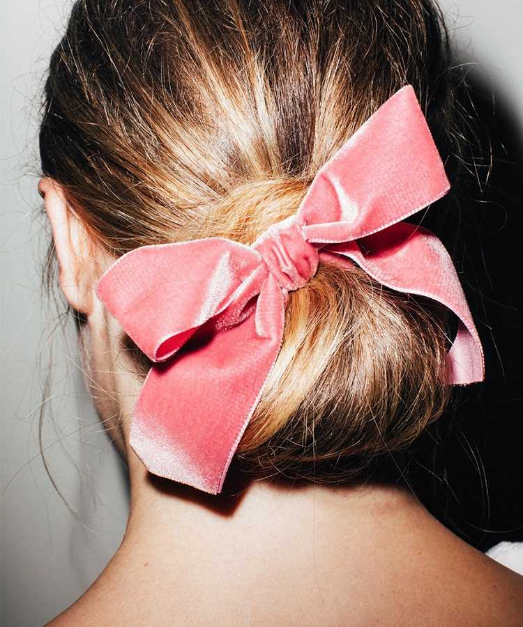 Moño informal con accesorio para el cabello de gran tamaño