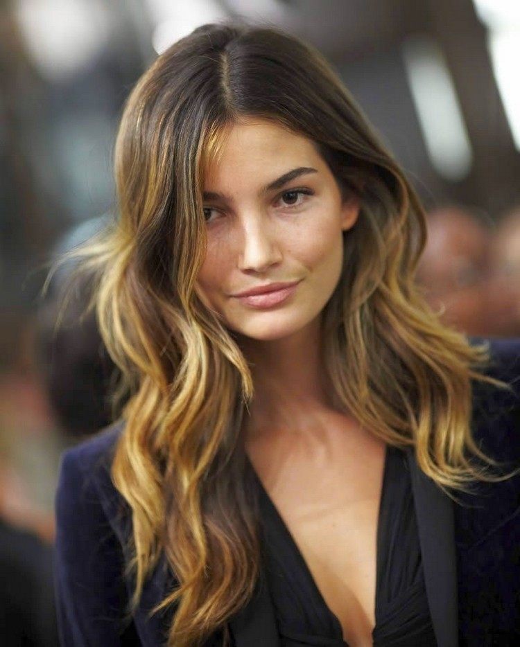 ombre-rubio-medio-largo-pelo-cepillo-traje-negro