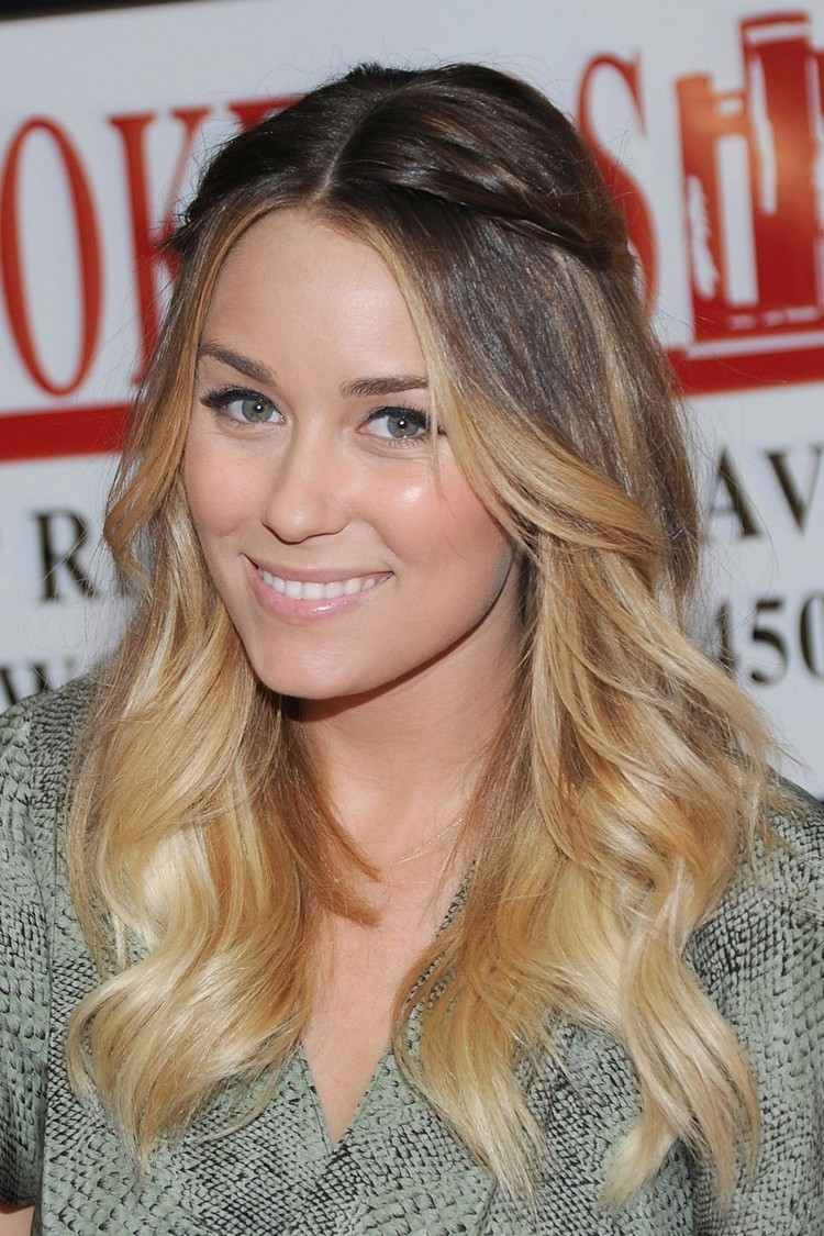 ombre-rubio-peinado-ideas-raices-trenza-vestido-maquillaje ligero