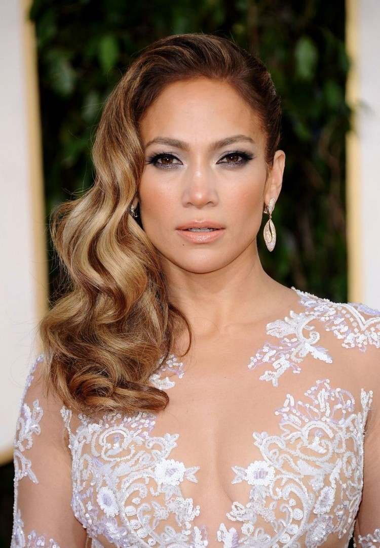 ombre-blonde-jennifer-lopez-vestido-encaje-pendientes