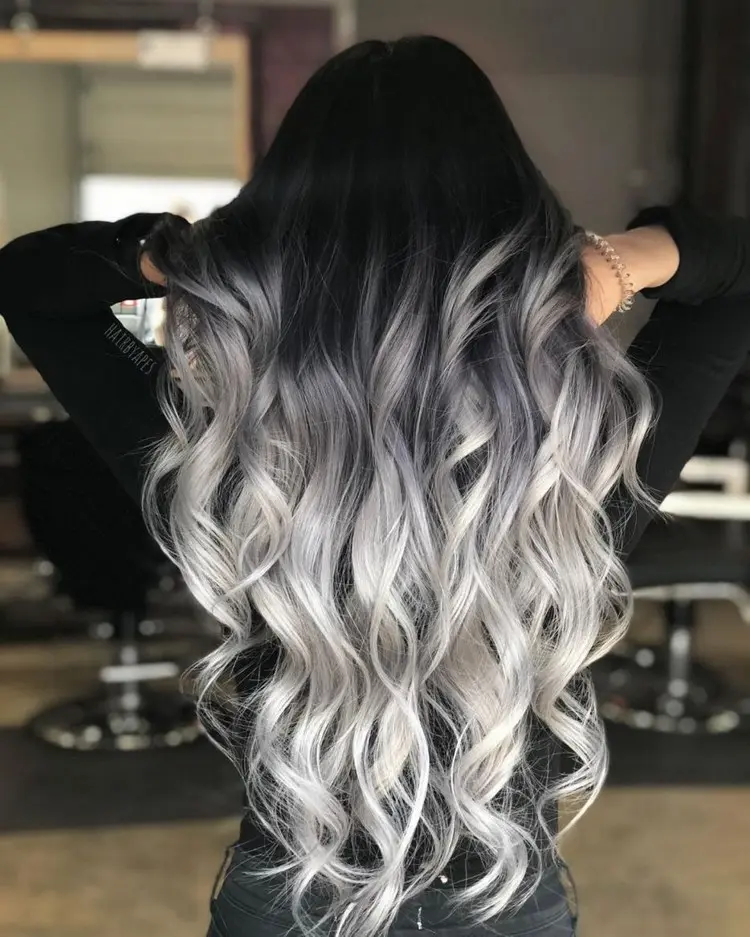 tono de cabello gris tendencia de ombré 2022