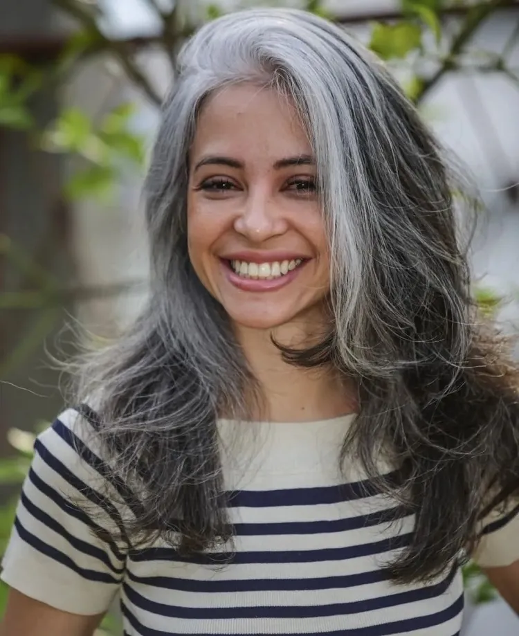 ¿Por qué el cabello blanco adquiere tonalidades amarillentas? Consejos para solucionarlo de manera fácil y natural 7 - 【MioEstilo】 gris mezcla coloración cabello blanco amarillento por qué